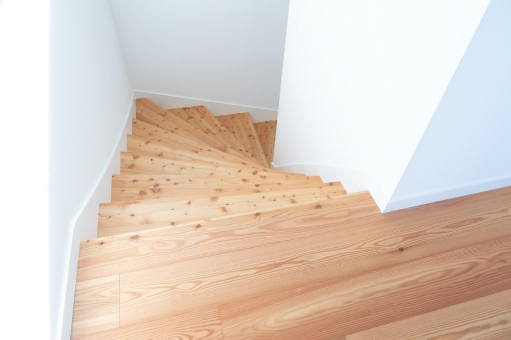 vue de haut d'un escalier intérieur deux quart tournant épuré