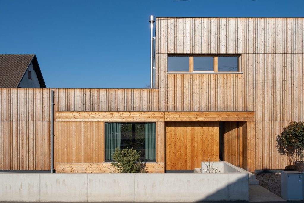 Vue extérieure de la façade d'une maison contemporaine ossature bois et bardage ajouté