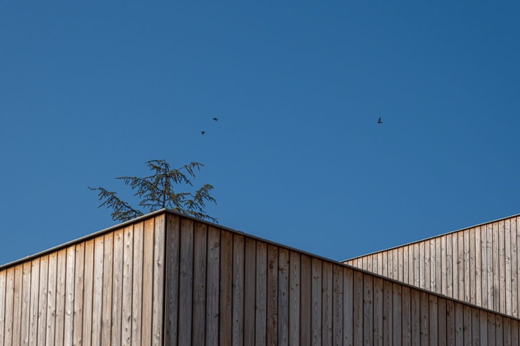 Détail de la façade en ossature bois avec bardage ajouré