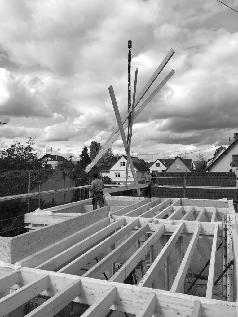 Aperçu du chantier de charpenterie : réalisation d'un toit plat en bois