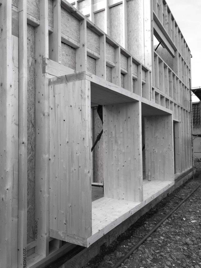 Détail de l'ossature et des ouvertures en bois réalisées pour la construction d'une maison d'architecte
