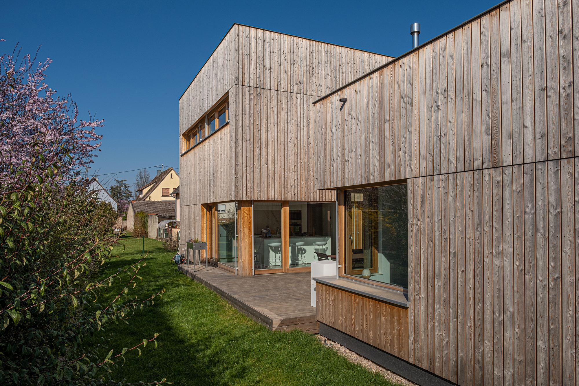 Vue extérieure de la façade d'une maison contemporaine ossature bois