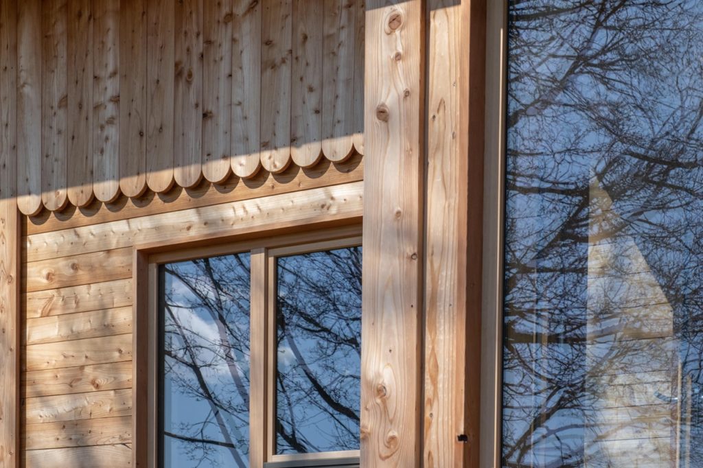 Détails d'une façade et menuiseries extérieures réalisées en bois de mélèze
