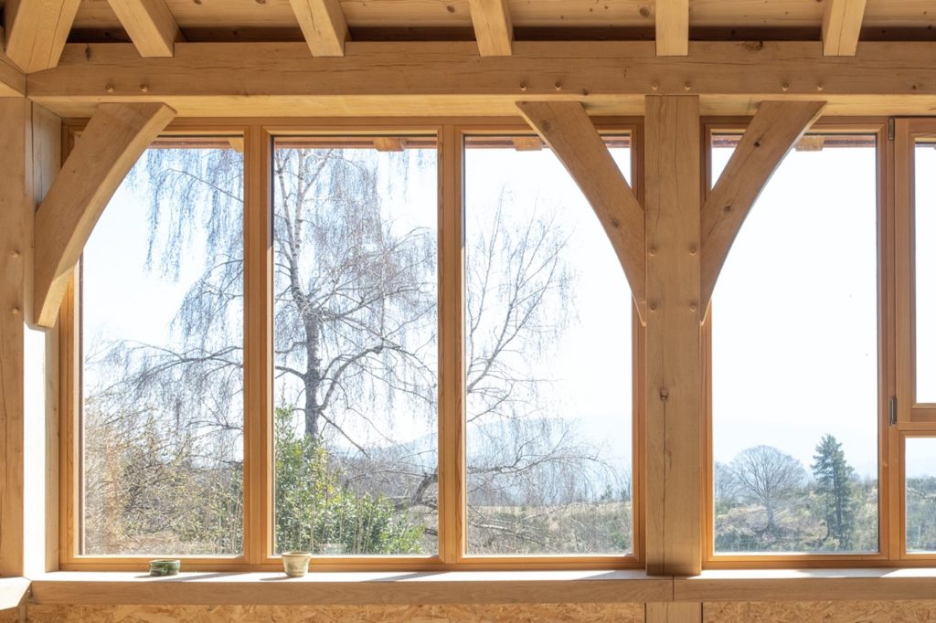 Vue sur un jardin depuis l'intérieur d'une véranda en bois