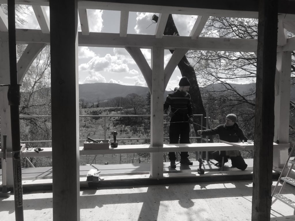 charpentiers sur un chantier de construction d'une véranda