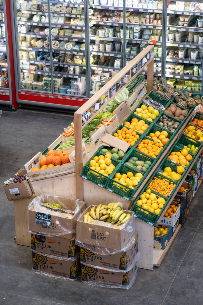 Achalandage de fruits sur un mobilier en bois sur-mesure