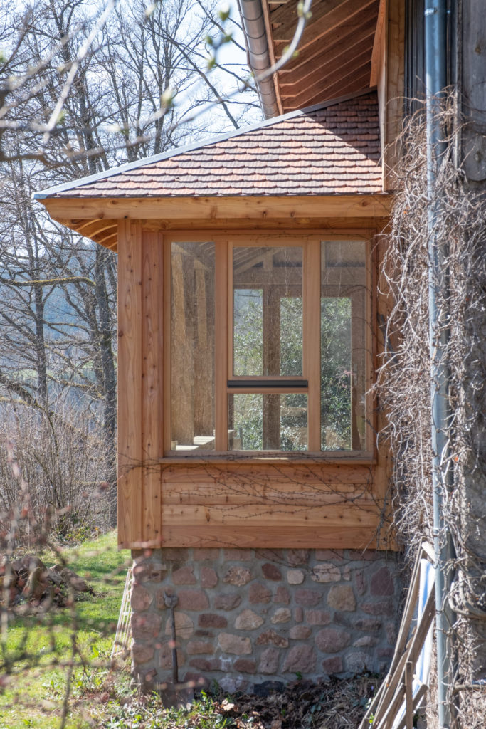 Véranda en bois de mélèze vue de l'extérieur