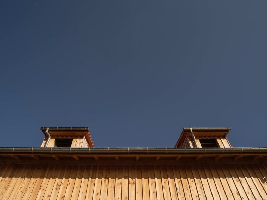 détail de la façade du gite en bois