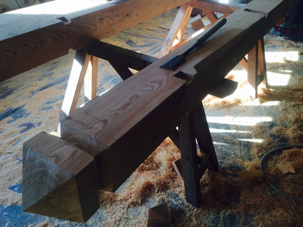 travail du bois : façonnage des pièces pour la construction d'une gloriette