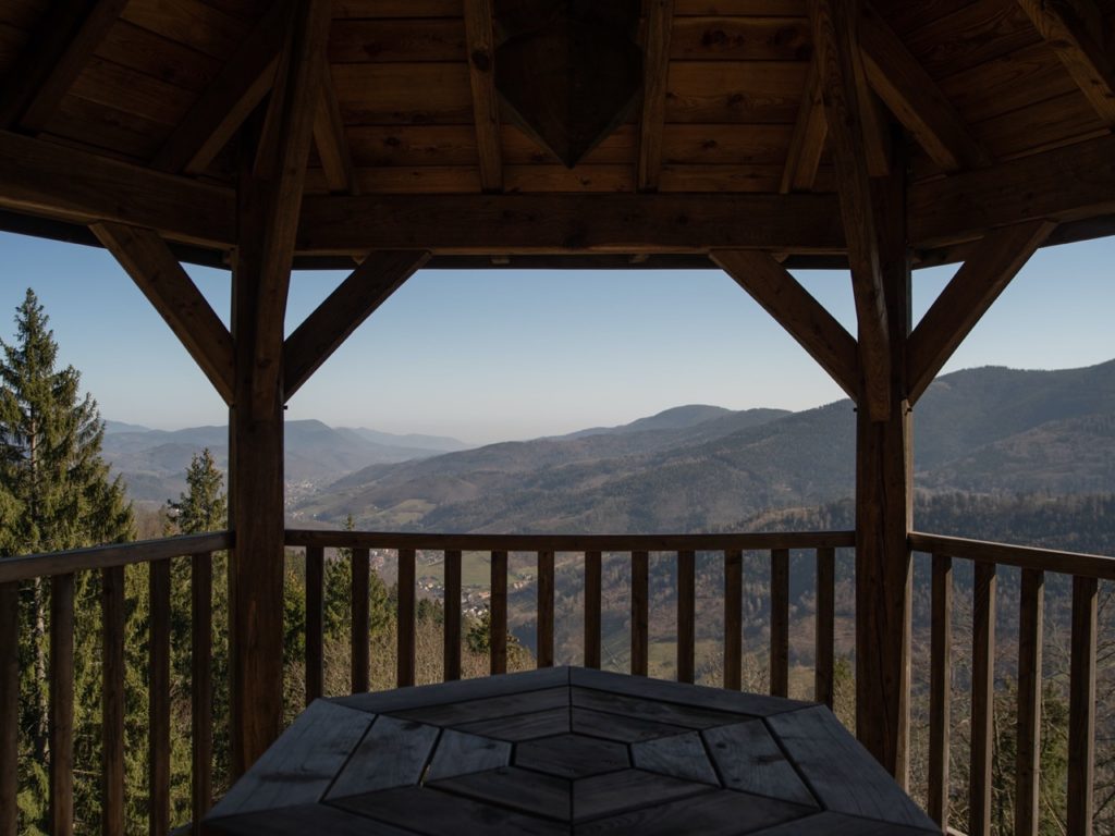 Vue depuis la gloriette en bois surplombant Sainte-Marie-aux-Mines et le Val d'Argent