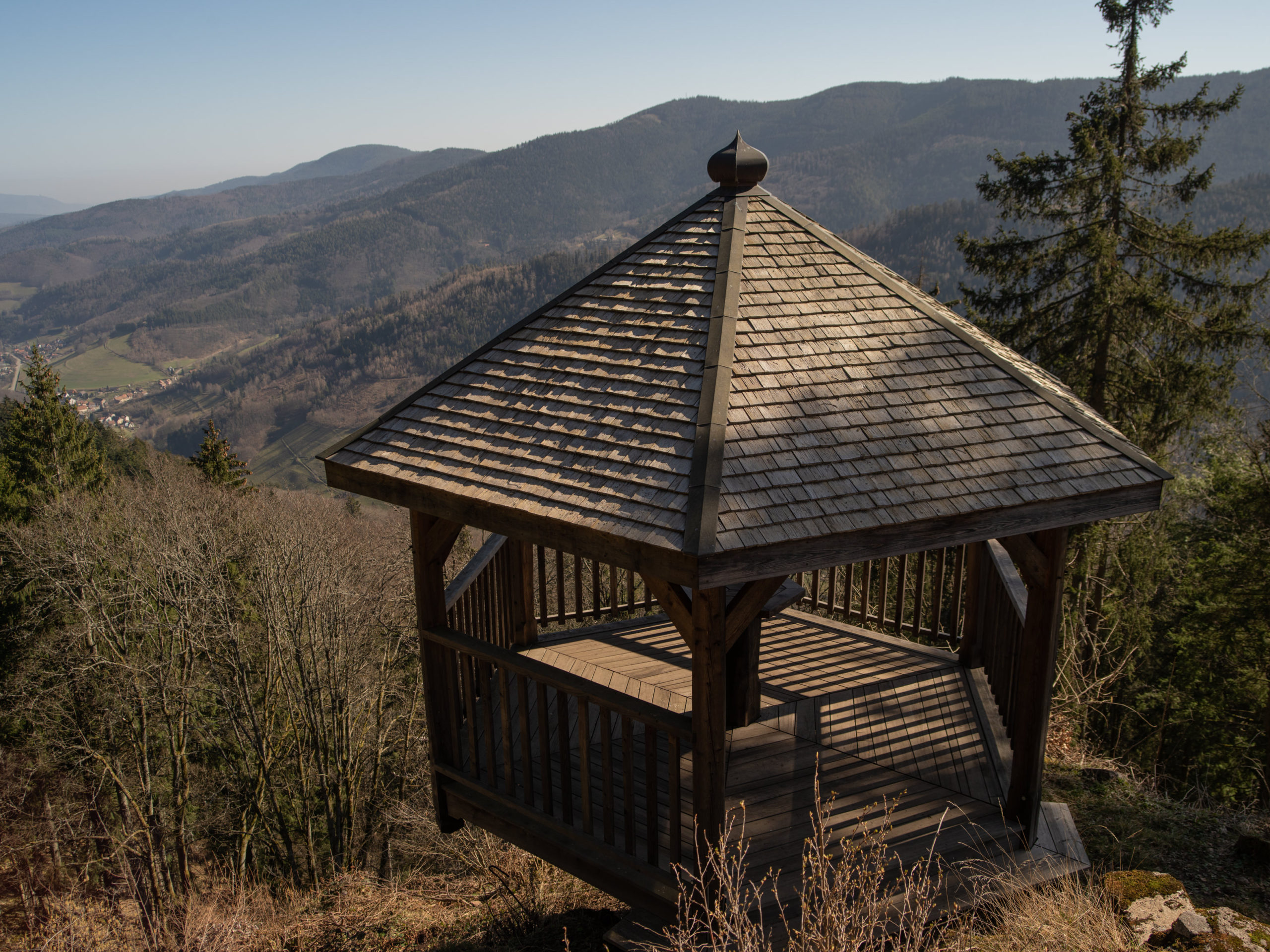 Gloriette en bois réalisée en mélèze, chêne et châtaignier surplombant Sainte-Marie-aux-Mines et le Val d’Argent