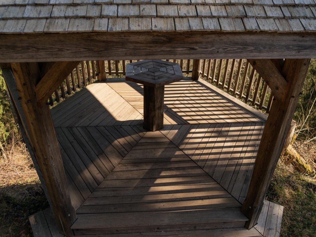 Vue de haut : intérieur de la gloriette avec plancher et table centrale en bois