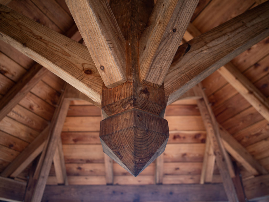 détail de la gloriette : structure et charpente en mélèze sur poteau central en chêne