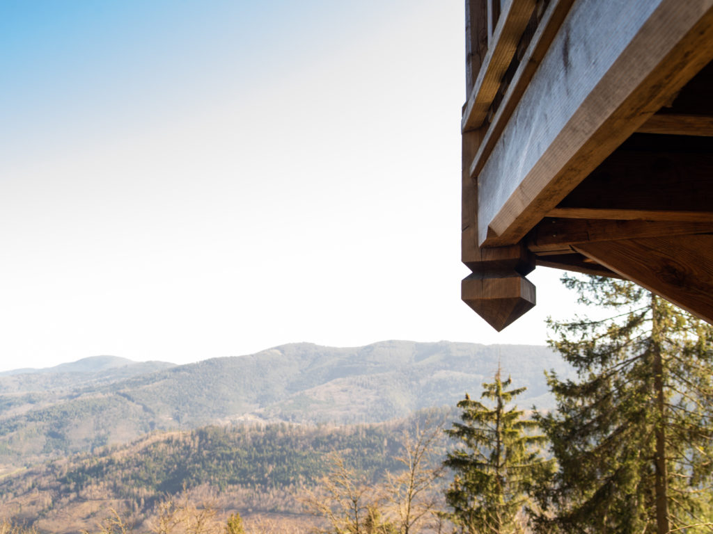 Détail d'une corniche en bois 