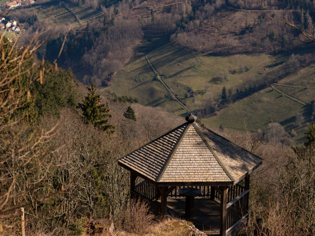 gloriette en bois avec vue sur Sainte-Marie-aux-Mines et le Val d'Argent