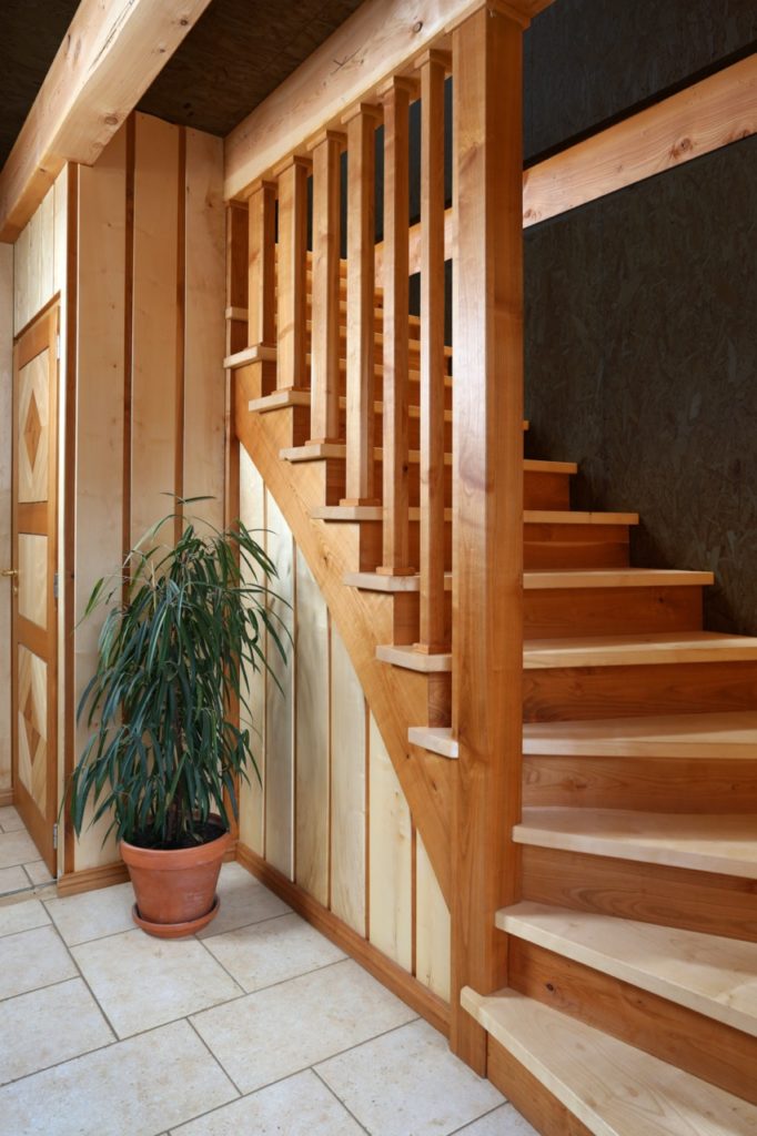 Aperçu de l'entrée de l'escalier en bois de merisier et érable