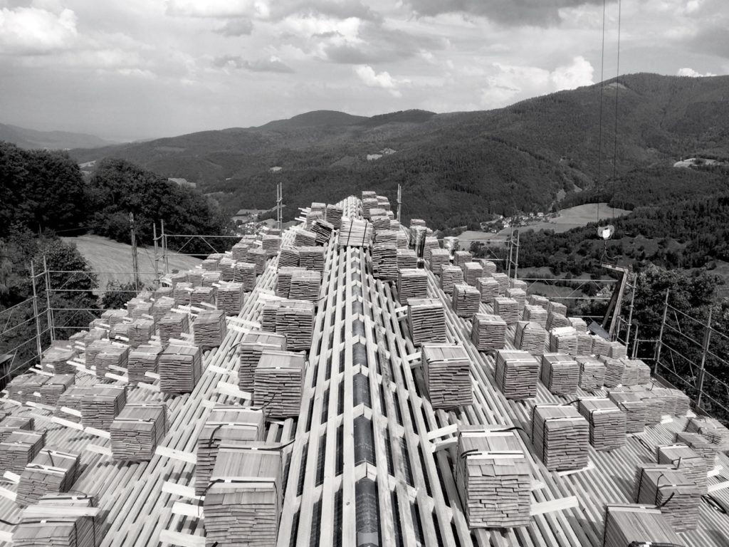 Aperçu des stocks de bois utilisés pour une couverture en bardeaux de mélèze fendus dans le cadre d'une construction d'un chalet