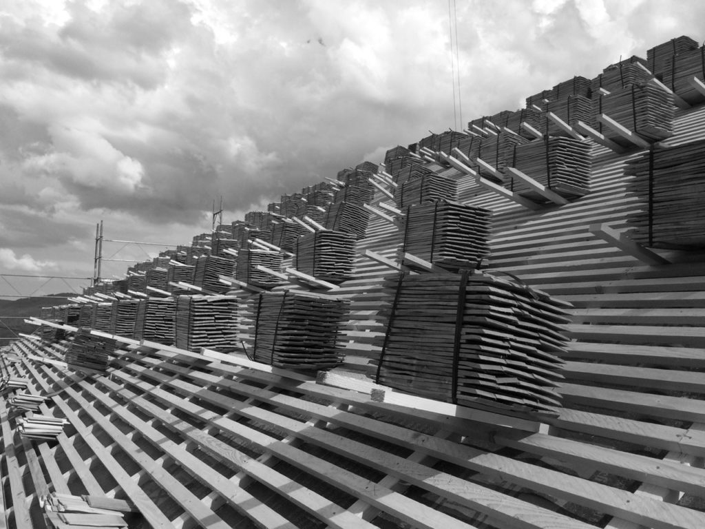 Aperçu des stocks de bois utilisés pour une couverture en bardeaux de mélèze fendus dans le cadre d'une construction d'un chalet