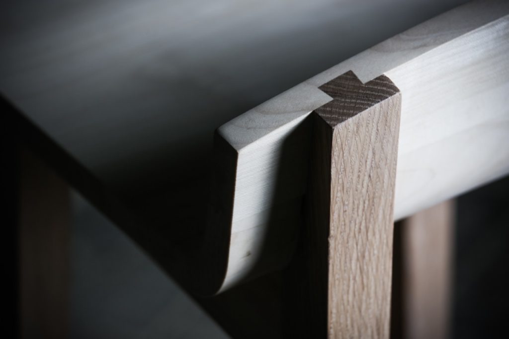 tabouret de bar : assise en érable assemblage avec piètement par queue d’aronde