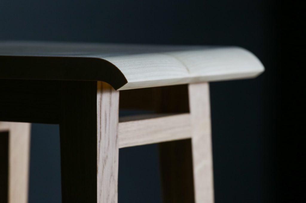 détail d'une chaise avec piètements en chêne assemblés à tenon mortaise