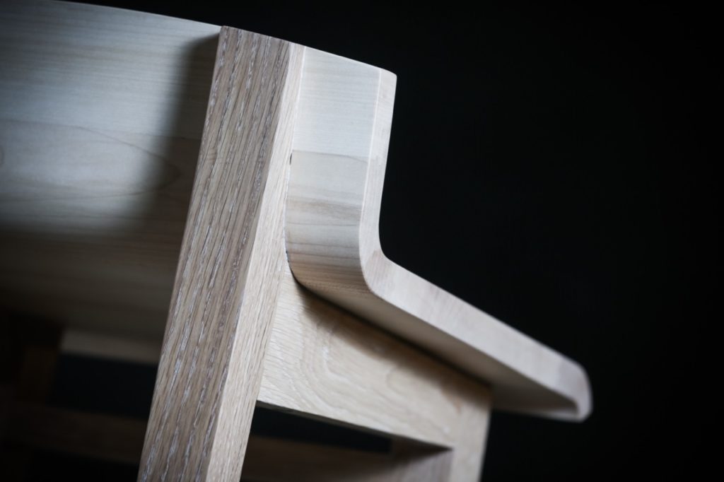 détail d'un tabouret de bar avec piètements en chêne assemblés à tenon mortaise