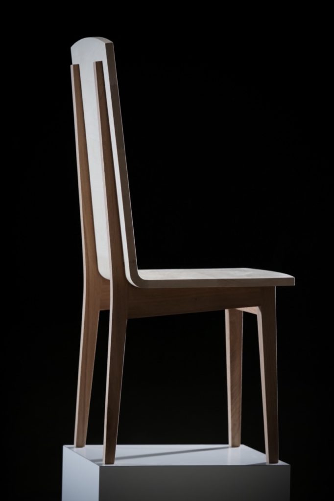 Vue de profil d'une chaise en érable et bois massif
