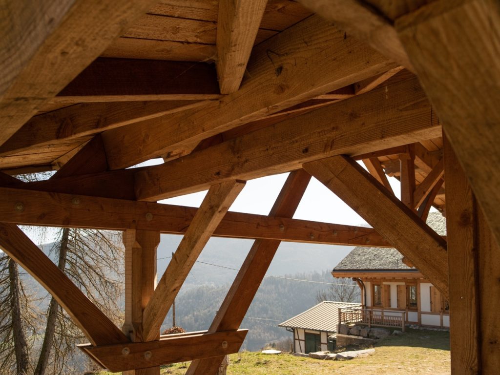 détail charpente d'un hangar en bois