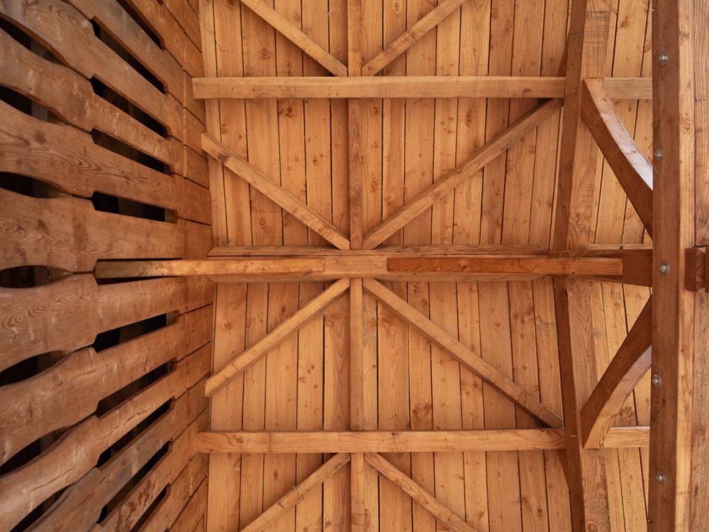 Détail de la charpente traditionnelle d'un hangar en bois