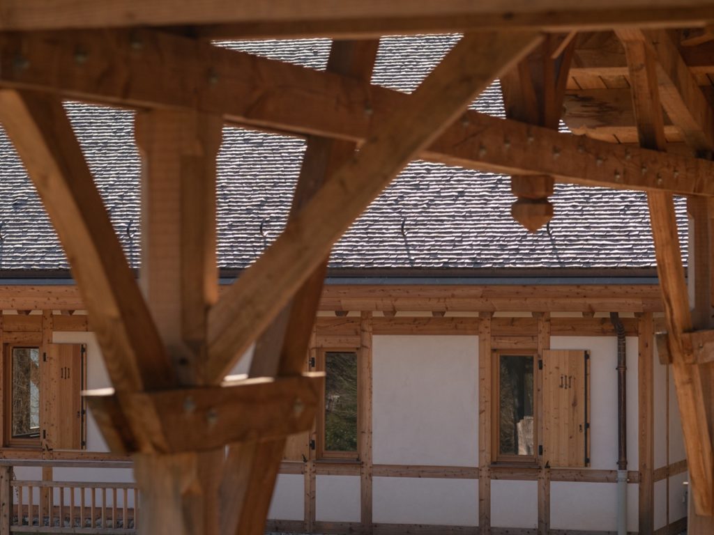 Vue du hangar : façade extérieur d'un chalet en bois