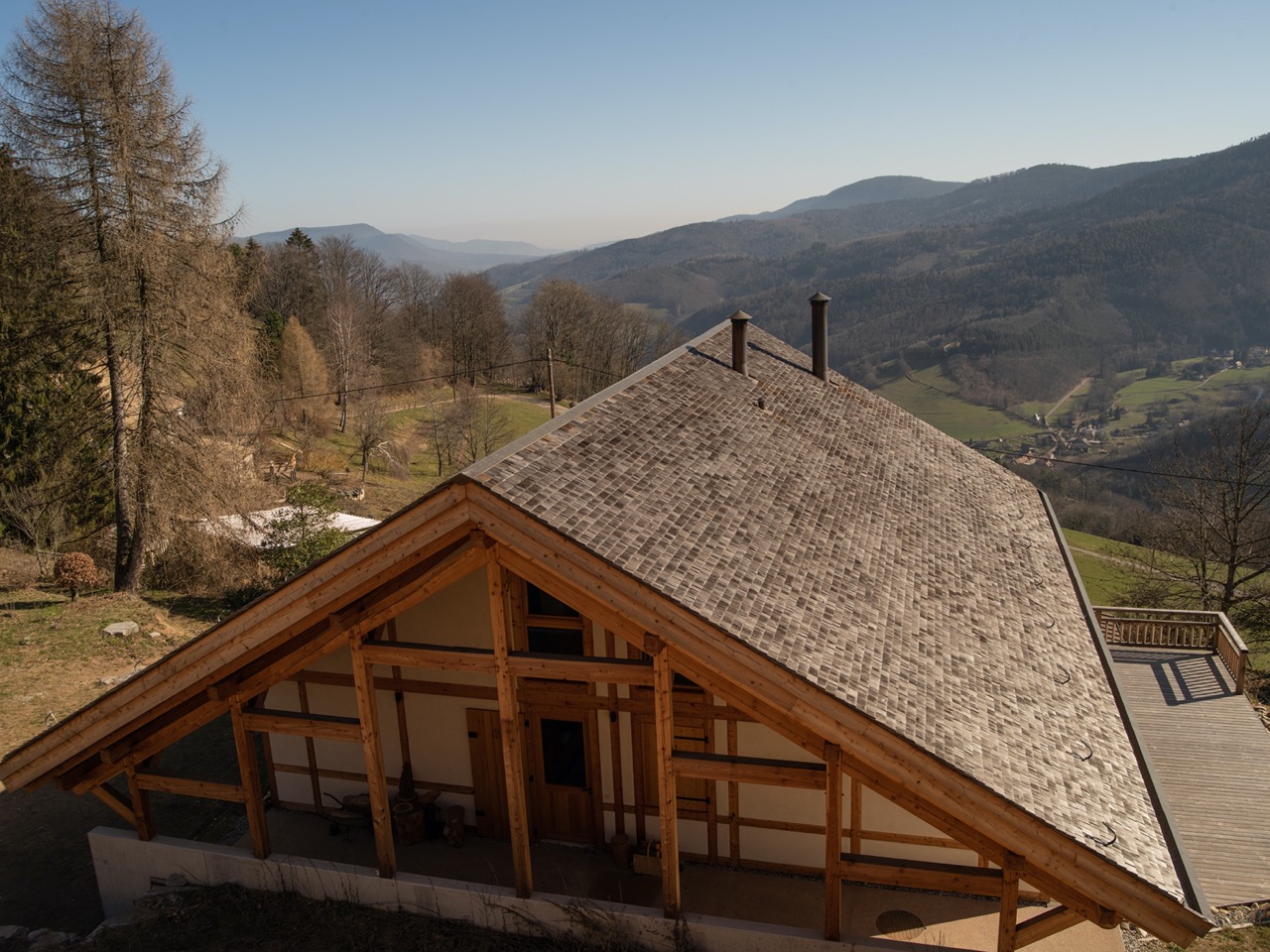 Vue de haut de la toiture d'un chalet en mélèze à Sainte-Marie-aux-Mines