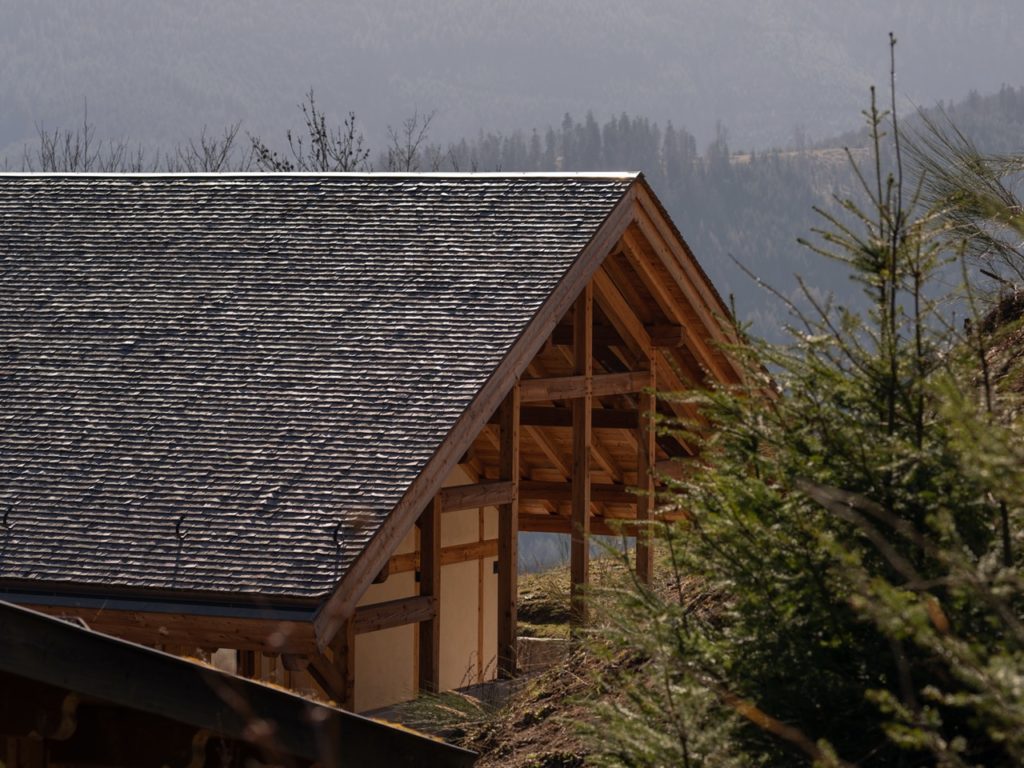 Vue de haut de la toiture d'un chalet en mélèze à Sainte-Marie-aux-Mines