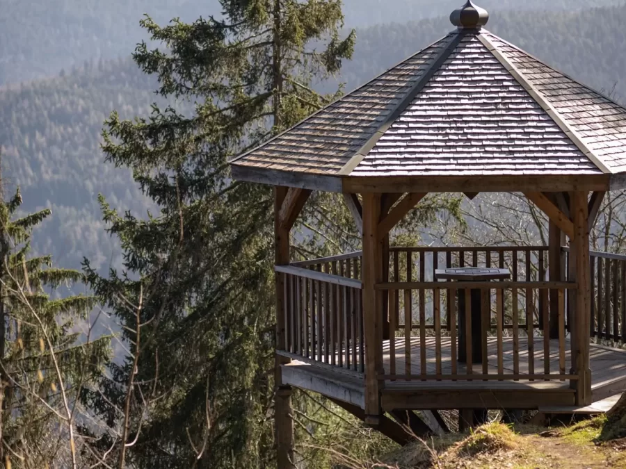 Gloriette en bois réalisée en mélèze, chêne et châtaignier surplombant Sainte-Marie-aux-Mines et le Val d’Argent