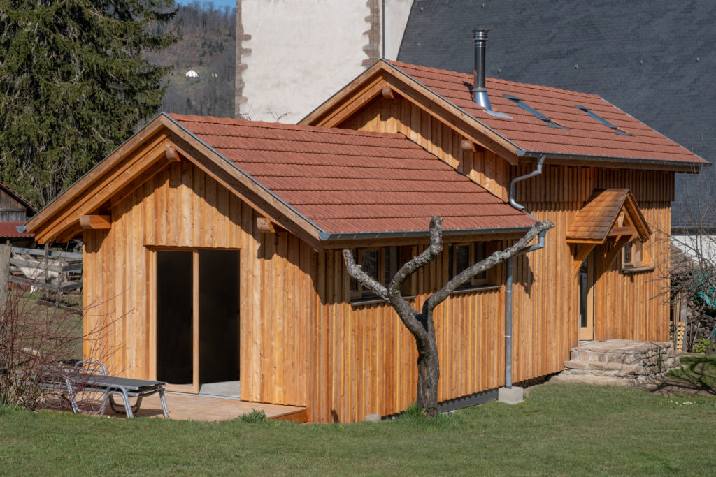 Vue extérieure d'un rucher en bois réhabilité en gite