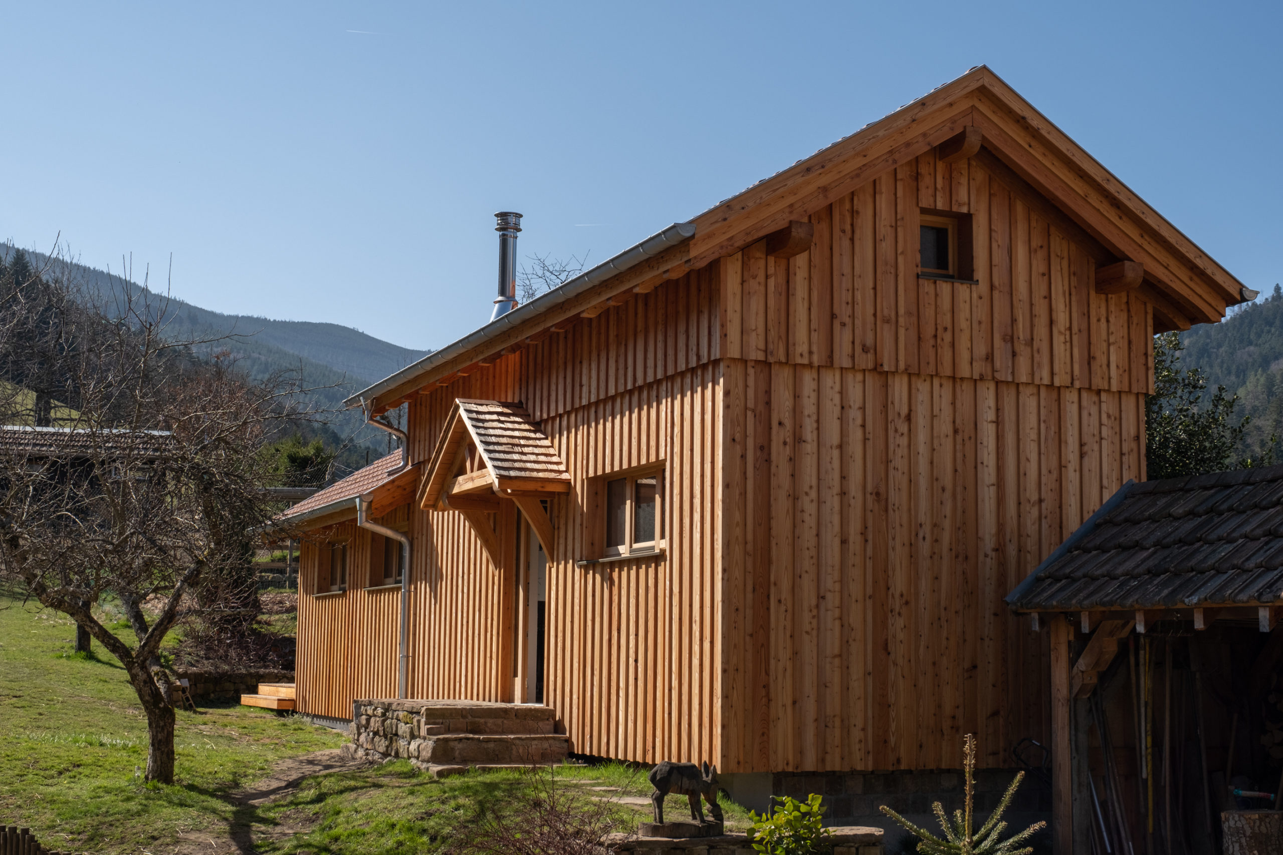 Vue extérieure d'un rucher en bois réhabilité en gite