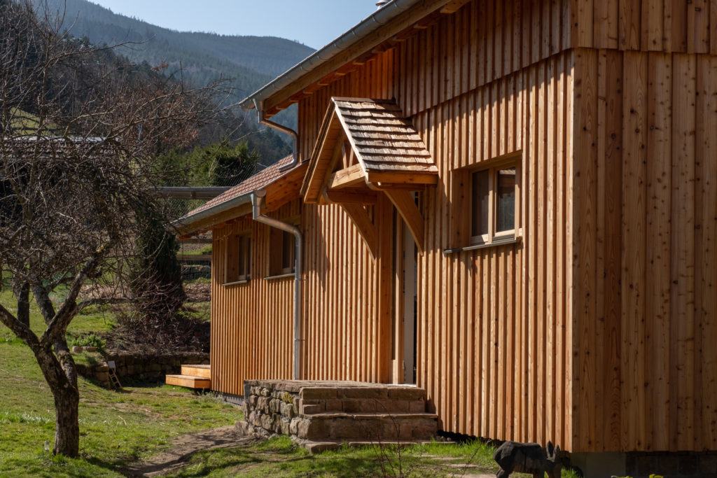 Vue extérieure d'un rucher en bois réhabilité en gite