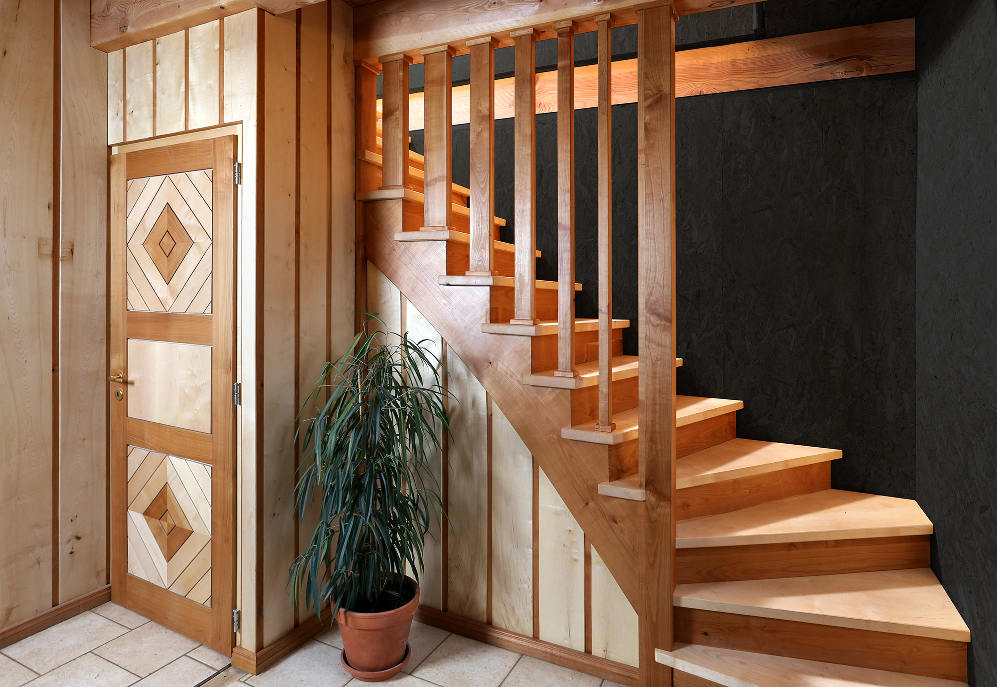 Aperçu de l'entrée de l'escalier en bois de merisier et érable