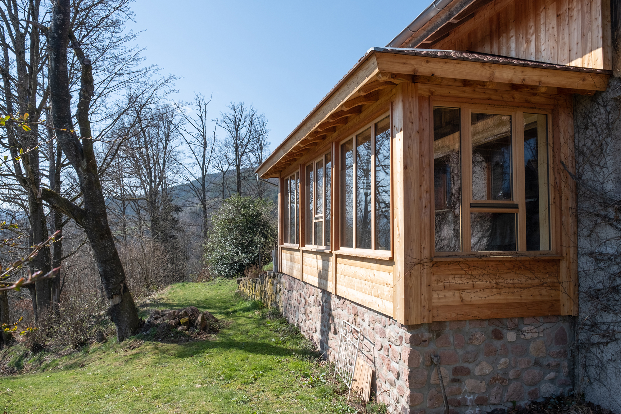 Véranda en bois vue de l'extérieur