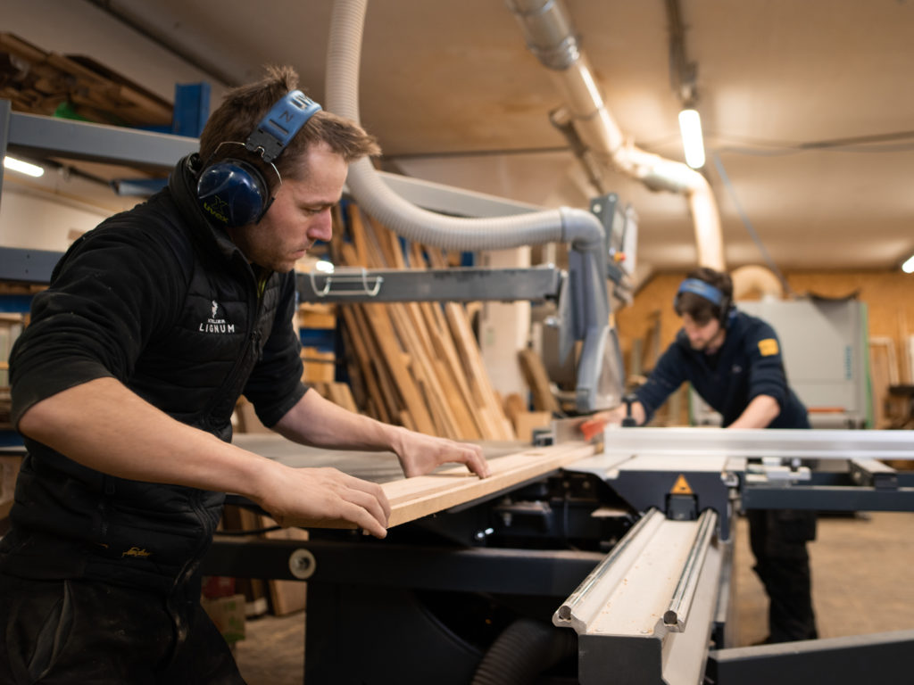 Niels Krüger et Joseph Barotte, ébénistes et charpentiers en plein découpe de planche au sein de leur atelier 