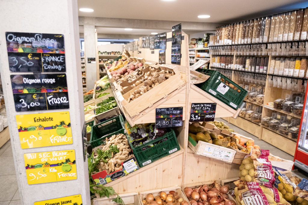 Mobilier et agencements en bois pour un magasin bio situé dans le Haut-Doubs