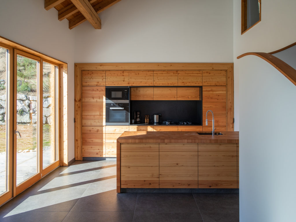 cuisine moderne en bois mélèze massif avec ilot central