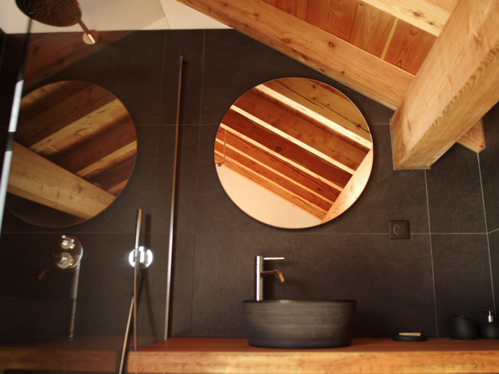 salle de bain : détail charpente en bois