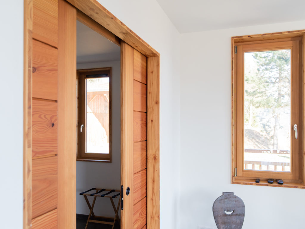 portes de communication en mélèze massif