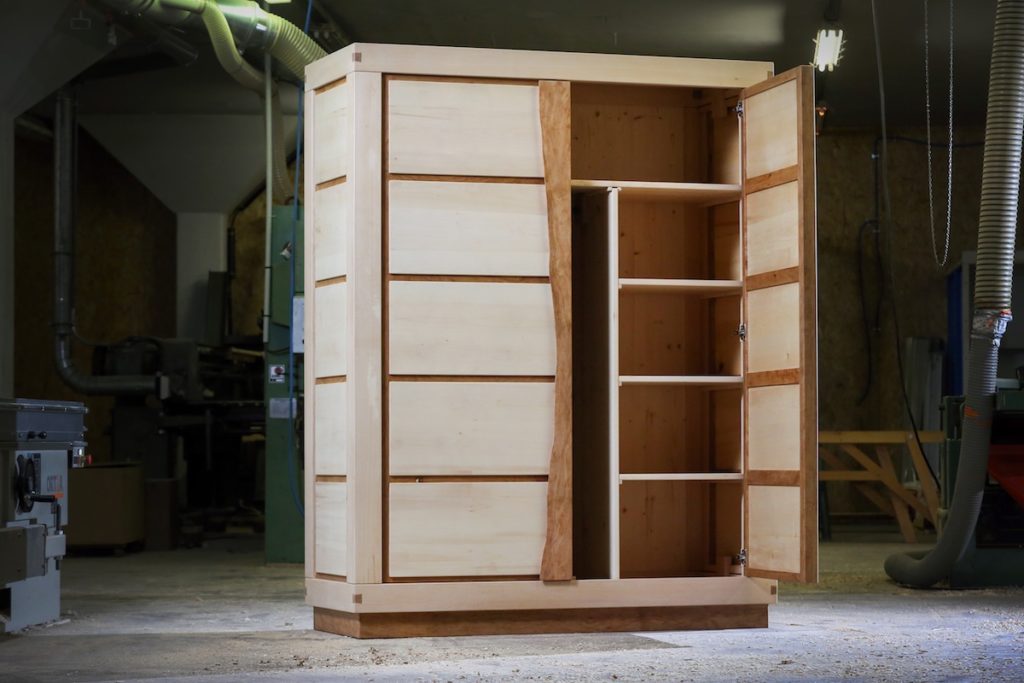 Armoire en bois massif avec agencement intérieur composé d'une partie penderie et de quatre étagères