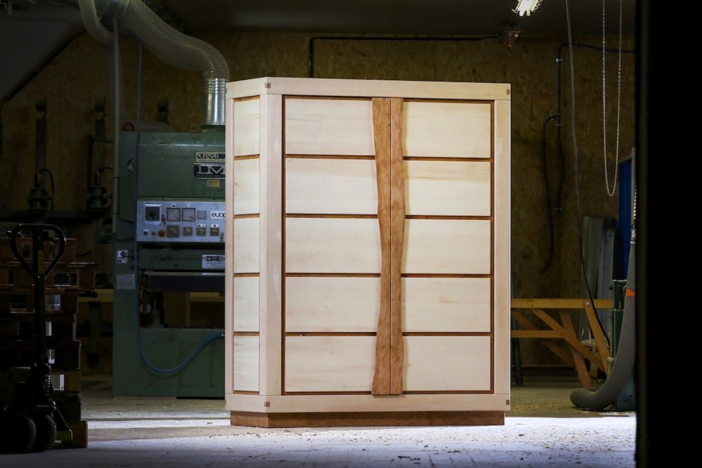 armoire traditionnelle alsacienne en bois massif d'érable et poirier