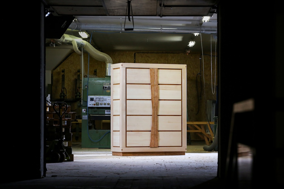 armoire alsacienne en bois massif d'érable et poirier